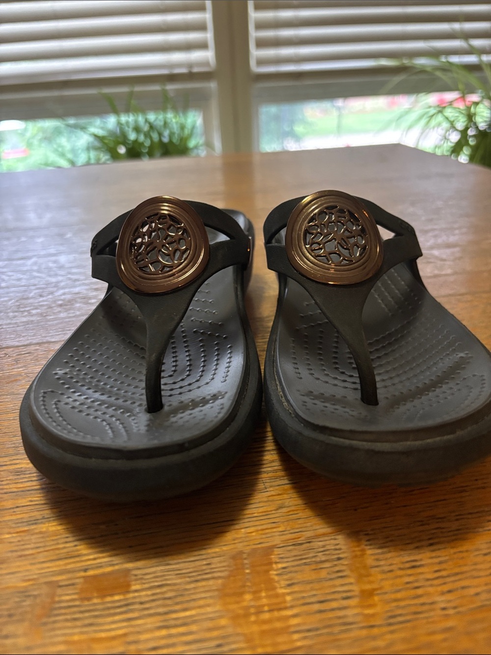 CROCS Sanrah Embellished Hammered Circle Wedge Flip Flop Sandals Black Gold 8 - Picture 5 of 13